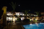 отель Kipriotis Village ночью