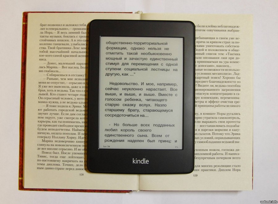 Kindle Paperwhite на фоне плохой бумаги, на фоне стандартные листы A4